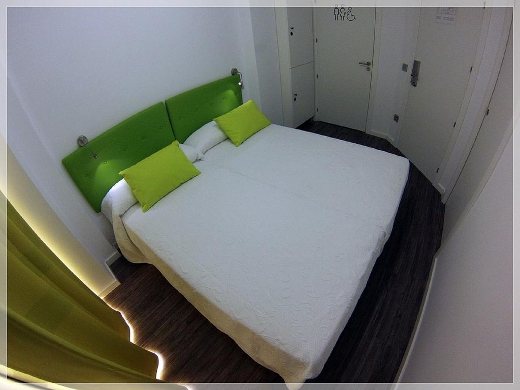 Chameleon Youth Hostel Аликанте Екстериор снимка
