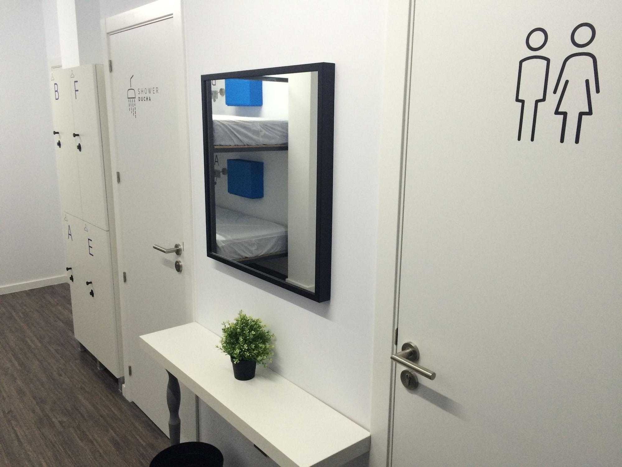 Chameleon Youth Hostel Аликанте Екстериор снимка