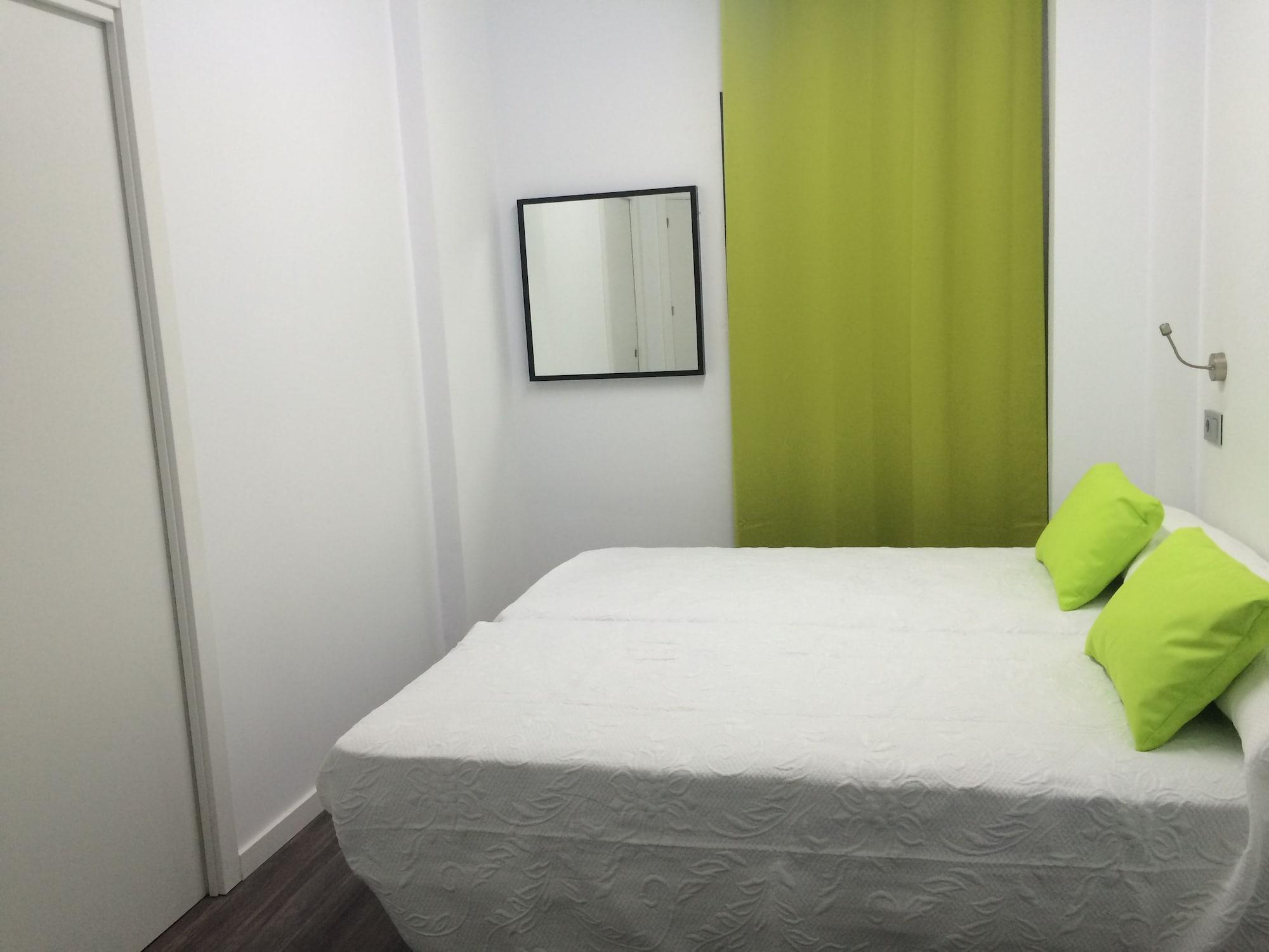 Chameleon Youth Hostel Аликанте Екстериор снимка