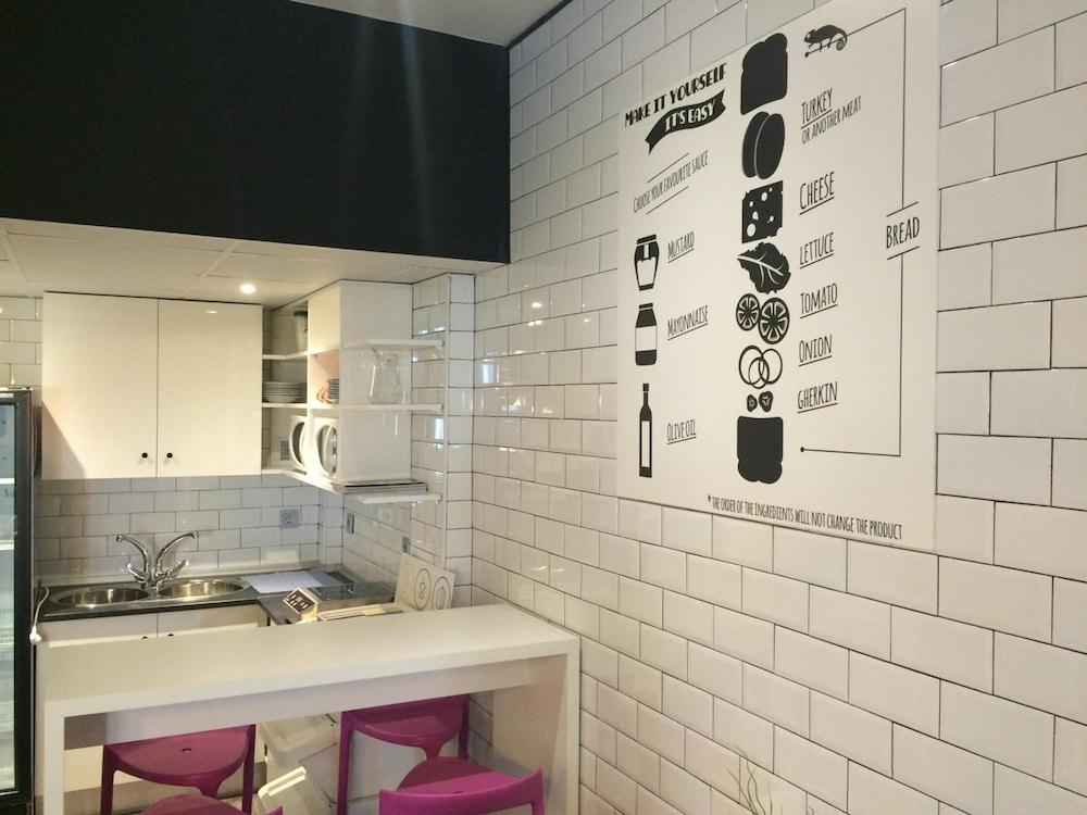 Chameleon Youth Hostel Аликанте Екстериор снимка