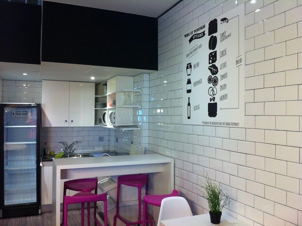 Chameleon Youth Hostel Аликанте Екстериор снимка