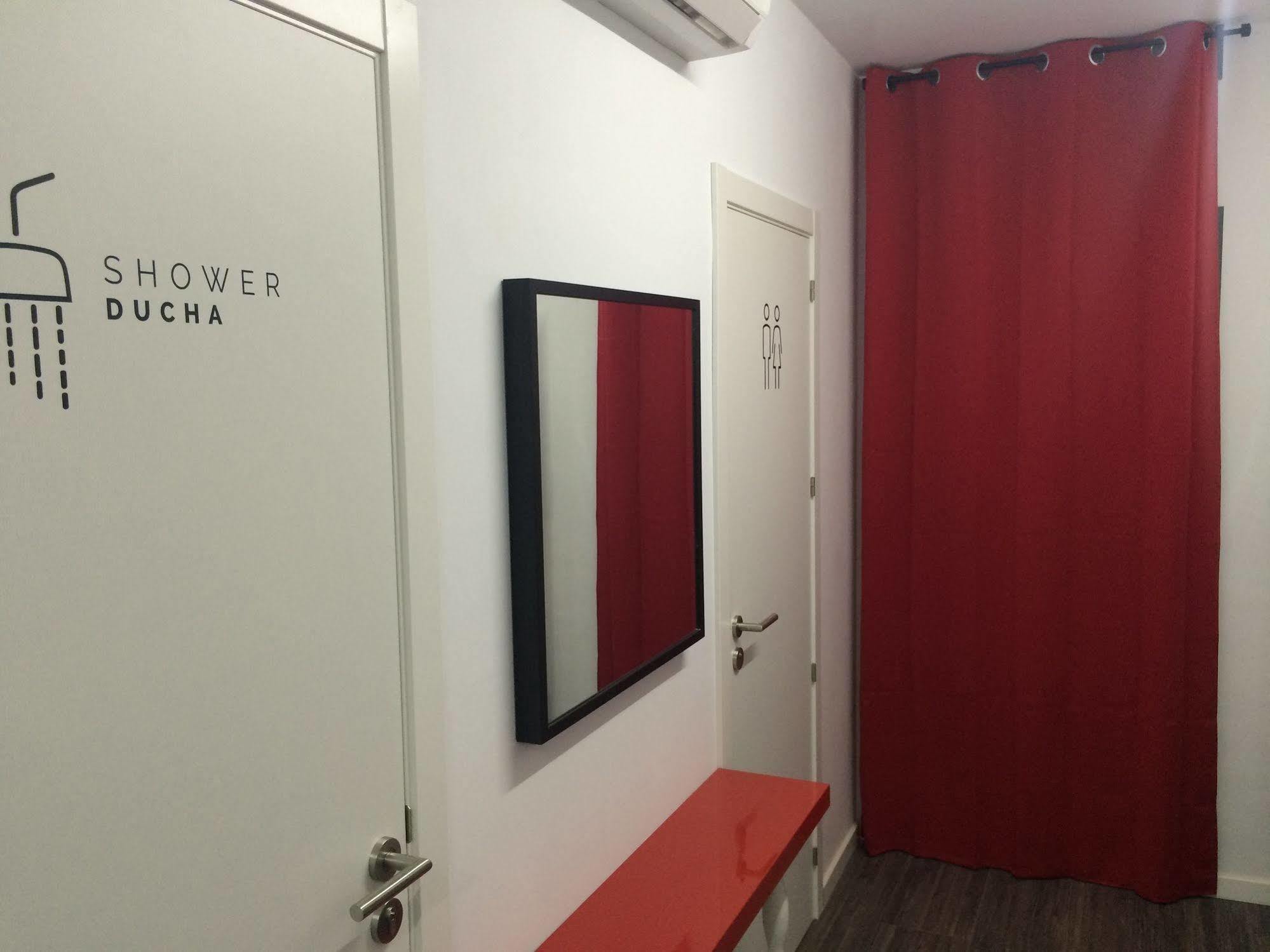 Chameleon Youth Hostel Аликанте Екстериор снимка